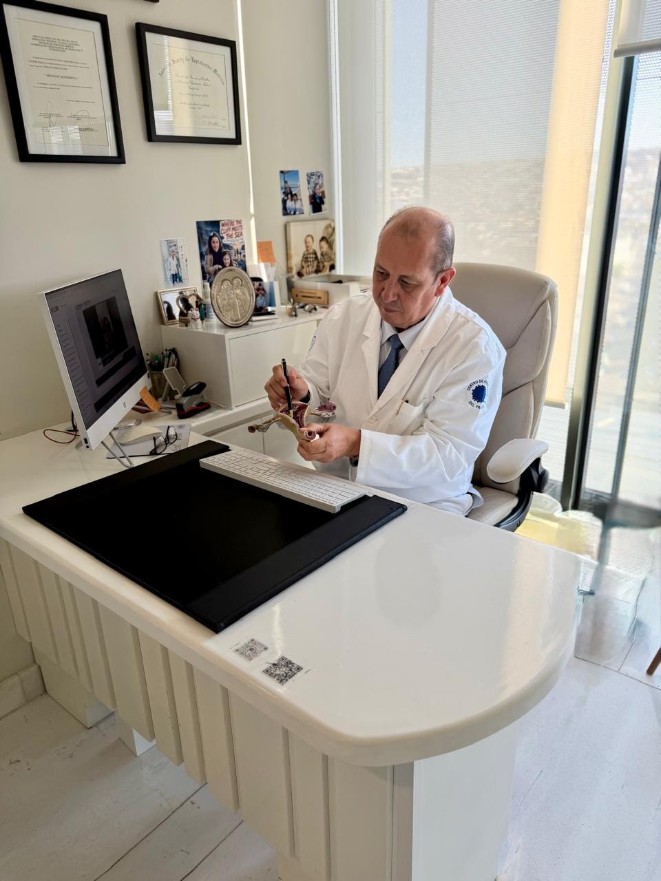 Dr. Horacio Ortega en consulta