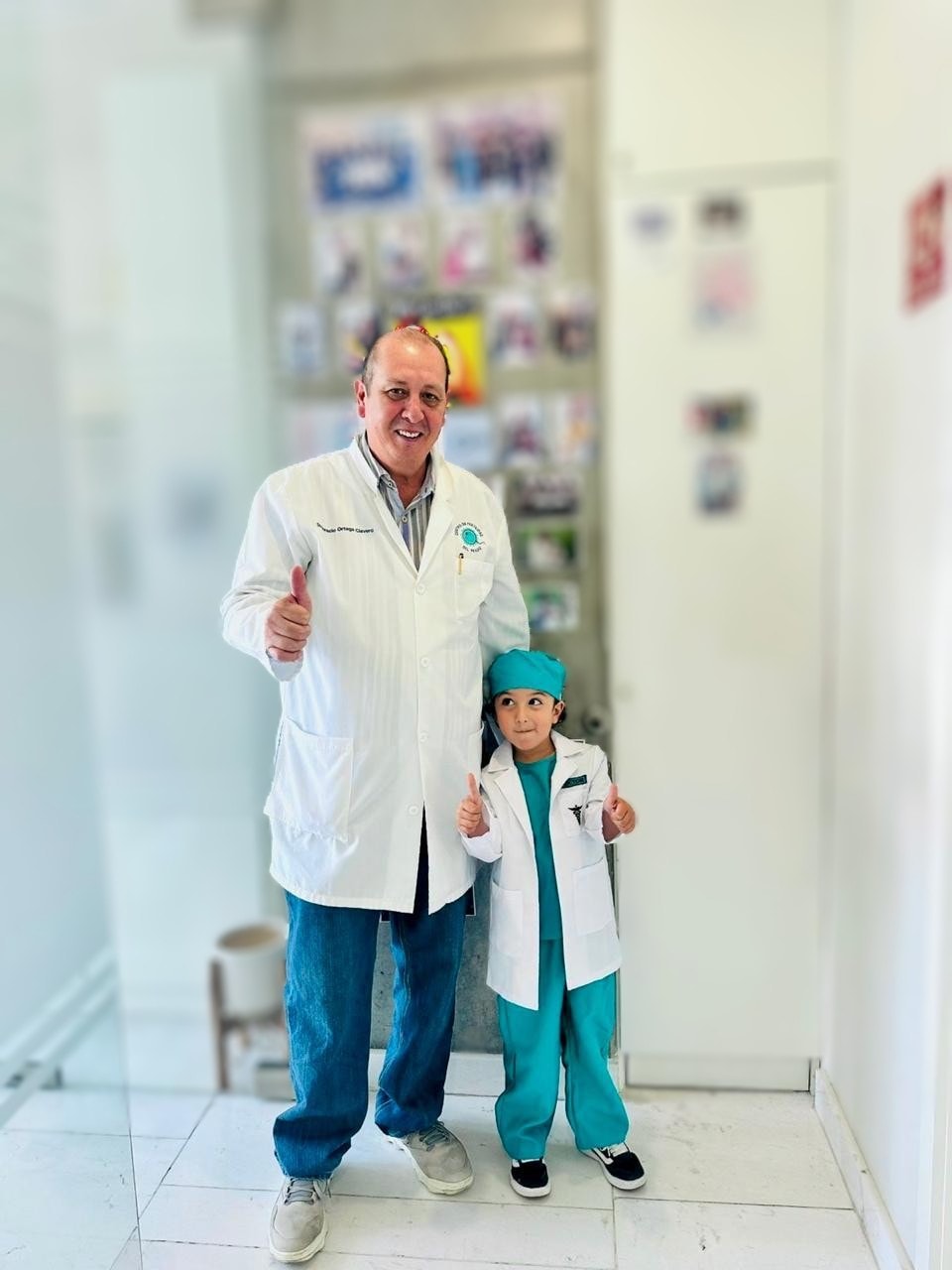 Dr. Ortega con pacientes